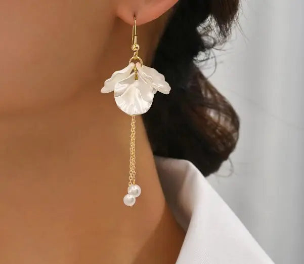 Stylish Women's Pearl Shell Drop Earrings - Trendy Design